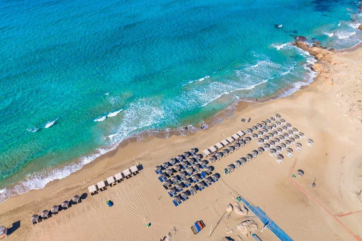 Vedere aeriana asupra plajei Falasarna din Creta, cu nisip auriu si ape turcoaz